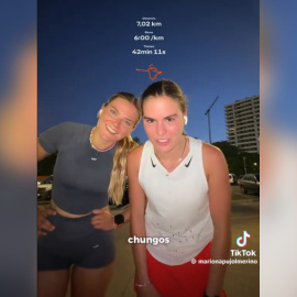 Dos chicas corren en "barrios chungos" para Tik Tok.