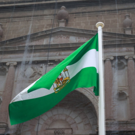 Una bandera de Andalucía, en el Patio del Parlamento, el pasado 28 de febrero.
