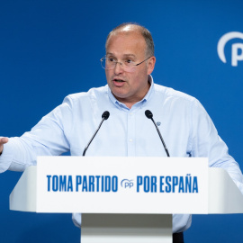 El secretario general del Partido Popular, Miguel Tellado, durante una rueda de prensa, en la sede del PP, a 6 de agosto de 2025, en Madrid (España). El Partido Popular ha solicitado a la alcaldesa de Las Palmas que aclare una serie de contratos adjudicados sin concurso público, y ha expresado que son un "ejemplo más del 'modus operandi' del PSOE".Eduardo Parra / Europa Press06/8/2025