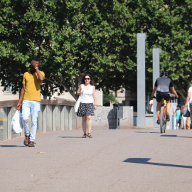 Vianants caminant per Lleida durant una onada de calor