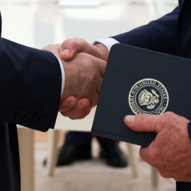 Detalle del apretón de manos de Vladimir Putin, presidente de Rusia, a la izquierda de la imagen, con el enviado especial de Trump, Steve Witkoff, durante su reunión en Moscú este miércoles.