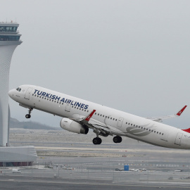 Un avión Airbus A321-200  de Turkish Airlines despega del aeropuerto de Estambul.