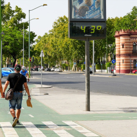 Peatones por la capital andaluza en plena ola de calor.