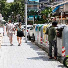 Un home llança la brossa al contenidor del rebuig a Salou
