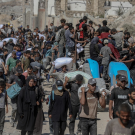 Palestinos transportan suministros de ayuda que ingresaron a Gaza a través de Israel, en Beit Lahia, en el norte de la Franja de Gaza, el 5 de agosto de 2025.