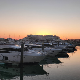 Mientras los blancos disfrutan del ocio, la población racializada, casi toda procedente de las excolonias, trabaja de sol a sol.