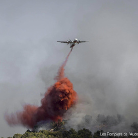 FOTODELDÍA PARÍS, 06/08/2025.- La autopista francesa A9 que va a la frontera española de La Jonquera se encuentra cortada esta mañana en los dos sentidos al norte de Perpiñán por el incendio que desde el martes ha quemado más de 11.000 hectáreas en el macizo de Corbières, al suroeste de la ciudad de Narbona. En la página web de Bison Futé, el servicio francés de información del tráfico se precisa que la autopista está cortada a la altura de Rivesaltes y que se han formado retenciones de dos kilómetros al sur de ese punto, pero también en la autopista A61, que va de Toulouse a Narbona.-EFE/Prefectura de Aude/ Bomberos de Aude ***SOLO USO EDITORIAL/SOLO DISPONIBLE PARA ILUSTRAR LA NOTICIA QUE ACOMPAÑA (CRÉDITO OBLIGATORIO)***