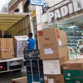 (Foto de ARCHIVO)Un repartidor trabajando al sol, a 18 de julio de 2024, en Madrid (España). Las temperaturas extremas, la radiación, los episodios de polvo sahariano y otras condiciones climáticas influyen en las condiciones de trabajo en España. Por ello, el año 2023 cerró con un aumento del 24% de los accidentes laborales por calor. Así lo indica un estudio sobre accidentalidad laboral en el año 2023 que ha elaborado el sindicato UGT. Desde este han recordado que el año pasado fue uno de los más cálidos registrados, lo que provocó que 3.009 personas murieran.Jesús Hellín / Europa Press18/7/2024