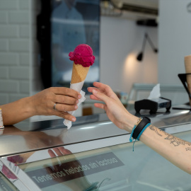 Una mujer compra un helado.
