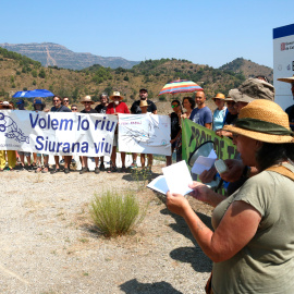 Un centenar de persones es concentren al pantà de Siurana en contra el transvasament d'aigua al de Riudecanyes
