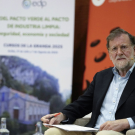 AVILÉS (ASTURIAS), 07/08/2025.- El expresidente del Gobierno Mariano Rajoy en la presentación en los Cursos de La Granda su libro 'Discursos parlamentarios de Mariano Rajoy Brey. Presidente del Gobierno 2011-2018', este jueves en el Hotel Palacio de Avilés (Asturias). EFE/Paco Paredes