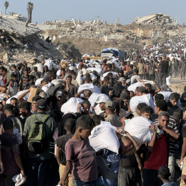 FOTODELDÍA ZIKIM (FRANJA DE GAZA), 07/08/2025.- Miles de personas acuden a una zona militarizada cerca del cruce de Zikim, en el norte de la Franja de Gaza, para hacerse con harina del Programa Mundial de Alimentos. Son las dos de la tarde. Bajo el calor abrasador de Gaza, miles de personas caminan kilómetros en dirección a la frontera de Zikim, en el extremo noroeste de la Franja, para intentar hacerse con harina de uno de los camiones que entran cada día por allí. Algunos vuelven cubiertos de sangre, otros muertos y, los afortunados, cargados de sacos del preciado "oro blanco". EFE/ Ahmad Awad