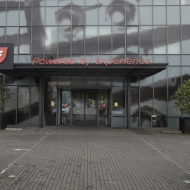 Entrada de las oficinas de Duro Felguera en Gijón.
