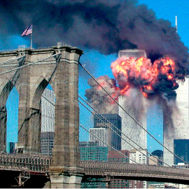 Las Torres Gemelas, tras el ataque de los dos aviones el 11-S, vistas desde el Puente de Brooklyn, en Nueva York.