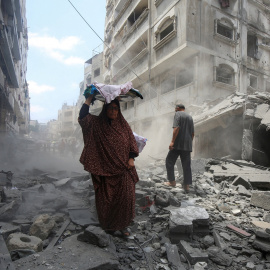 Una mujer palestina entre las ruinas de los edificios bombardeados por Israel en Ciudad de Gaza.