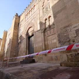 La Mezquita de Córdoba amanece con medidas de seguridad tras el incendio.