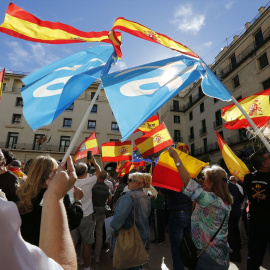 Banderas de España y el PP durante una manifestación contra la amnistía, en 2023, en Alicante.