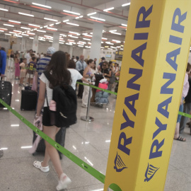 Foto de archivo de varios pasajeros en un aeropuerto.