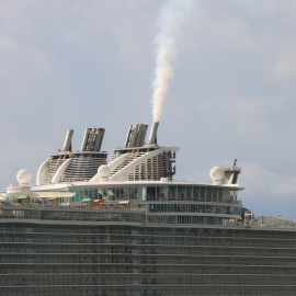Xemeneia amb fum d'un creuer estacionat al port de Barcelona