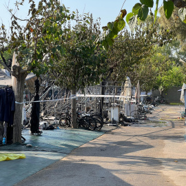 Parcel·les cremades al càmping Vendrell Platja, on hi ha hagut dos incendis sense víctimes i que han obligat a desallotjar el recinte