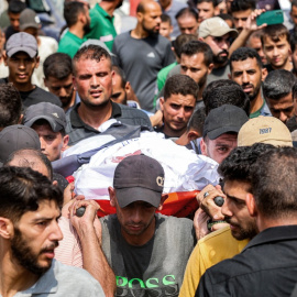 Los dolientes marchan con los cuerpos de los últimos periodistas de Al Jazeera asesinados por Israel en la ciudad de Gaza (11.08.25)