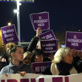 Una mujer sujeta una pancarta que dice: "El patriarcado mata", durante una concentración contra un asesinato machista en Mallorca, a 12 de diciembre de 2024.
