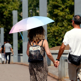 Persones passejant per Lleida aquest dilluns, 11 d'agost.