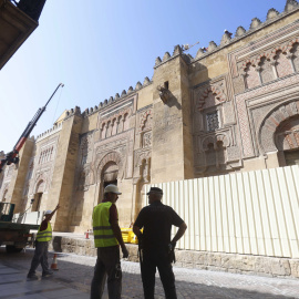 Policía científica y técnicos inspeccionan los daños en las cubiertas tras el incendio.
