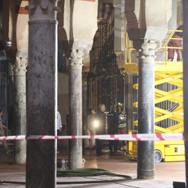 Policías y bomberos en la Mezquita-Catedral de Córdoba.