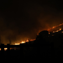 El incendio que se ha declarado en la tarde de este lunes en la localidad madrileña de Tres Cantos ha obligado a desalojar dos urbanizaciones próximas al fuego.