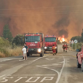iembros de la Unidad Militar de Emergencias (UME) combaten las llamas el pasado lunes en la localidad de Las Médulas, en la comarca leonesa de El Bierzo.