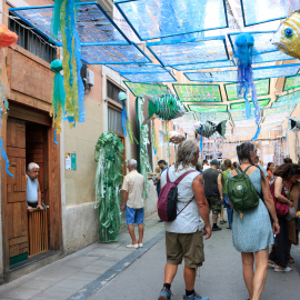 El carrer de Lluís Vives, al barri barceloní de Gràcia, guarnit per la festa major del 2024