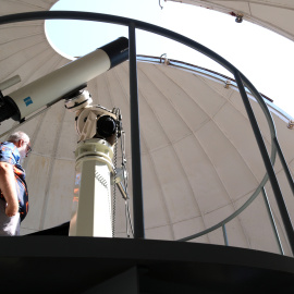 Un investigador de l'Observatori de l'Ebre fent les fotografies diàries al sol amb telescopio Zeiss