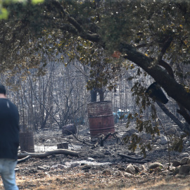 Reportero toma imágenes tras el paso del incendio que ha afectado al espacio natural de Las Médulas (León)