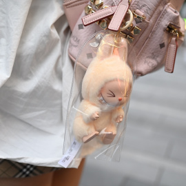 Los muñecos Labubu han causado furor como objeto de coleccionista, pero también como complemento de moda.