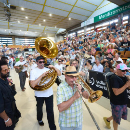 Sunset Rithm Kings actuando en el polideportivo de Mendizorrotza