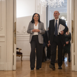 Foto de archivo del director de la Agencia Valenciana Antifraude, Eduardo Beut, junto la presidenta de Les Corts, Llanos Massó.