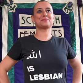 Foto de la activista, difundida por ella en redes sociales, vistiendo una camiseta con el lema: "Alá es lesbiana".