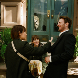 La directora Celine Song, con Dakota Johnson y Chris Evans en el rodaje de 'Materialistas'.