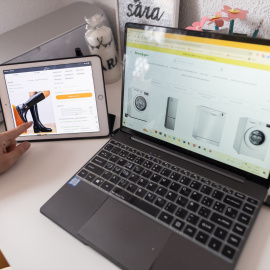 Una persona usa un ordenador para comprar online, en una imagen de archivo.