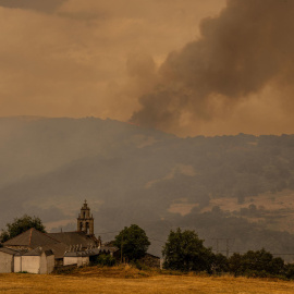 Vista del incendio forestal de Chandrexa de Queixa.