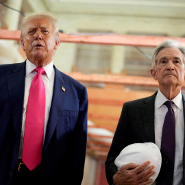 El presidente de EEUU, Donald Trump, y el de la Reserva Federal, Jerome Powell, en la visita a las obras del edificio del banco central estadounidense, en Washington.