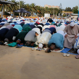 Imagen de archivo de 2023 del rezo colectivo en Melilla durante la festividad del Eid al-Fitr, que marca el final del mes de ayuno del Ramadán.