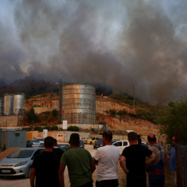 Algunas personas observan el incendio cerca de Delvina, Albania.