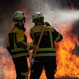Bomberos durante los los trabajos de extinción para sofocar el incendio, a 10 de agosto de 2025, en Carcastillo, Navarra.