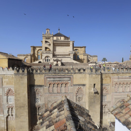 Operarios trabajan en las cubiertas afectadas por el incendio de la Mezquita-Catedral de Córdoba.