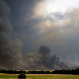 Vista del avance de las llamas en la provincia de León del incendio iniciado en Molezuelas de la Carballeda (Zamora).