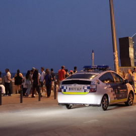 Un cotxe de la Guàrdia Urbana patrulla per la Barceloneta