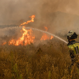 Un bombero trabaja en las labores de extinción de un incendio forestal cerca de la localidad de  Monterrei (Ourense).