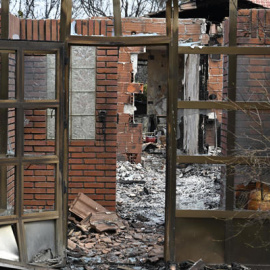 Vista de una casa dañada por el incendio en la localidad de Tres Cantos, Madrid.